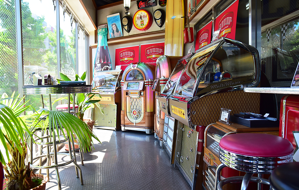 FLAT4 VINTAGE JUKEBOX SHOWROOM